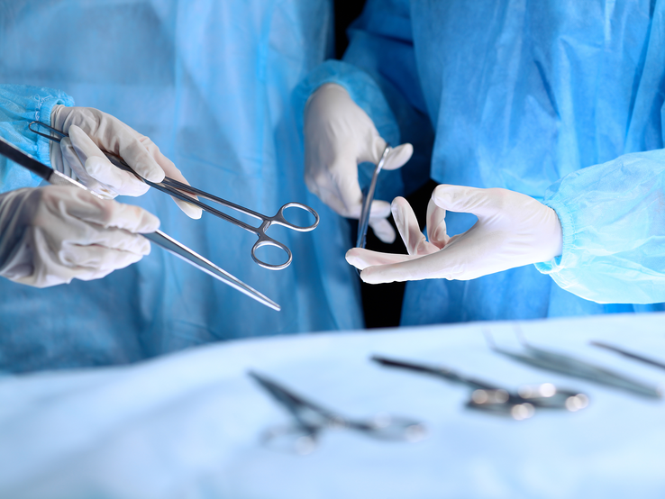 Ein Operation wird durchgeführt, Hände im Fokus mit OP-Geräten | © rogerphoto – stock.adobe.com