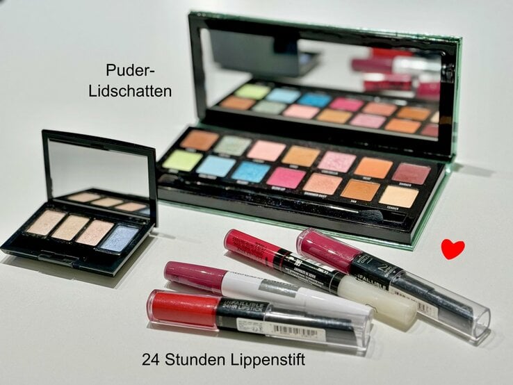 Collage von Make-up-Produkten mit zwei geöffneten Lidschatten-Paletten im Hintergrund und einer Reihe von Lippenstiften im Vordergrund.  | © Renate Zott