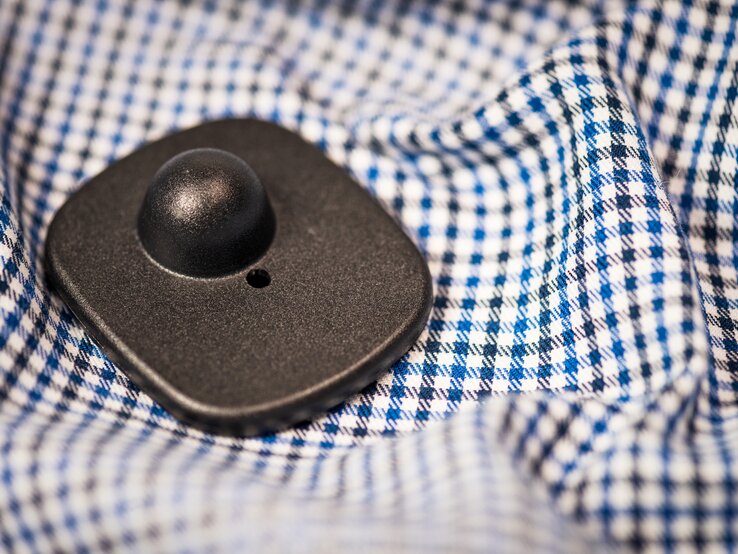 Closeup von einer intakten Sicherung in einem Kleidungsstück.