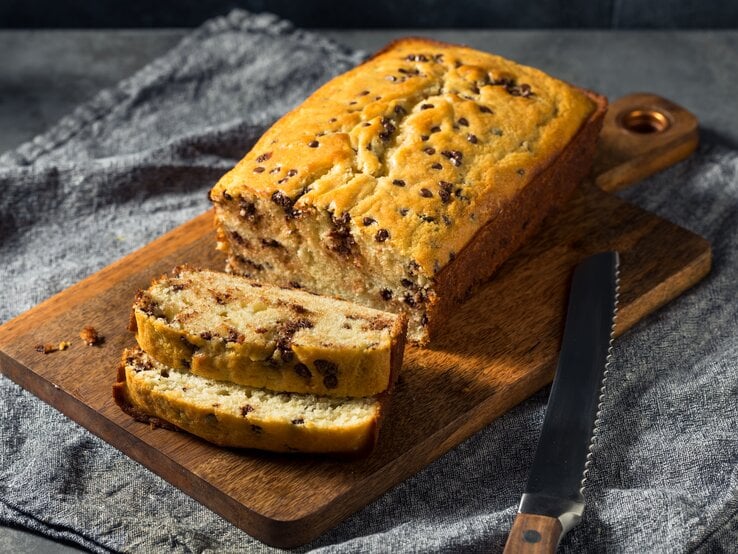 Ameisenkuchen Kuchen mit Schokosplittern auf Holzbrett.