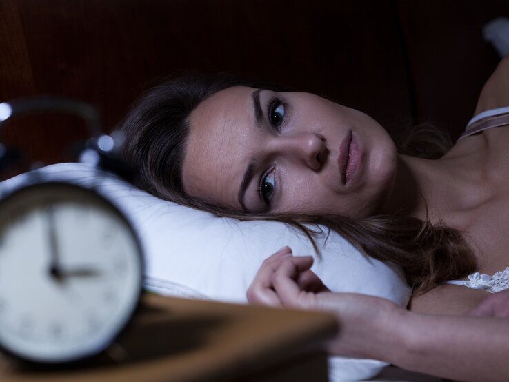 Schlafstörungen:  Ein Schlafproblem gehört medizinisch betrachtet zur Gruppe der Schlafstörungen und wird auch mit dem Fachbegriff Insomnie bezeichnet. Darunter versteht man Probleme beim Einschlafen, Durchschlafstörungen und vorzeitiges Erwachen. Unter Schlaflosigkeit leiden laut Statistik ungefähr 45 Prozent der Bevölkerung, besonders betroffen sind ältere Menschen. Ein Arzt sollte aufgesucht werden, wenn man über einem Monat drei Nächte oder mehr in der Woche keinen durchgehenden, erholsamen Schlaf findet und sich tagsüber müde und kraftlos oder auch nervös und gereizt fühlt. In solchen Fällen sprechen Mediziner von chronischen Schlafstörungen.  | © iStock/KatarzynaBialasiewicz
