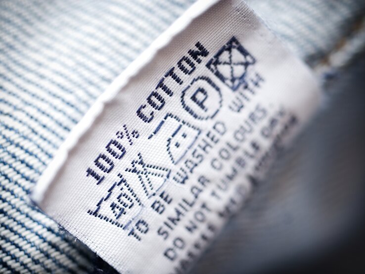 Kleidungsetikett mit 100%-Baumwolle-Kennzeichnung | © Gettyimages/knape