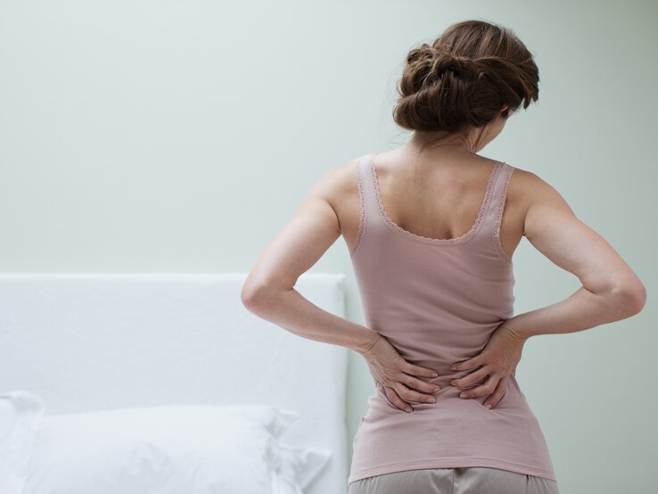 Rückenschmerzen: Laut Statistiken leiden fast 70 Prozent der Deutschen an Rückenschmerzen. Die Ursachen können ganz unterschiedlich sein. Gründe sind beispielsweise die fehlende Bewegung und das viele Sitzen im Alltag. Rückenschmerzen entstehen vor allem durch strapazierte Muskeln und Bänder oder Verschleiß der Wirbelsäule und der Bandscheiben. Die Schmerzen im Kreuz sind nicht nur der häufigste Grund für Arbeitsunfähigkeit, sondern auch für die Gesamtgesellschaft von enormer medizinischer und ökonomischer Bedeutung.  Mehr als 38 Millionen Besuche bei Haus- oder Fachärzten jährlich sind rückenschmerzbedingt.  | © iStock/Tom Merton