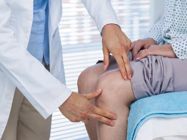 Gonarthrose (Knie-Arthrose): Die Arthrose des Kniegelenks, Gonarthrose genannt, gehört zu den häufigsten Abnutzungserscheinungen der Gelenke. Der fortschreitende Gelenkverschleiß führt dazu, dass der Knorpel im Kniegelenk zerstört wird. Der Patient kann das Gelenk nicht mehr schmerzfrei bewegen, ist die Krankheit bereits fortgeschritten, kann das Kniegelenk sogar versteifen. In solchen Fällen sind meist eine Operation und ein künstliches Kniegelenk die einzige Möglichkeit, um die Beweglichkeit des Knies zu erhalten. | © iStock/Wavebreakmedia