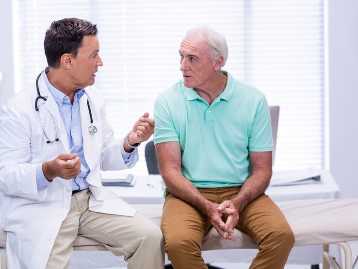Prostatahyperplasie (Vergrößerung der Prostata): Bei einer Prostatahyperplasie liegt eine gutartige Vergrößerung der Prostata vor. Typische Beschwerden sind: Häufiger Harndrang, nächtliche Gänge zur Toilette und das Gefühl, dass die Blase nie ganz leer wird. Jeder fünfte Mann im Alter von 50 bis 60 Jahren hat diese Beschwerden.  Bei älteren Männern treten sie noch häufiger auf. Eine Prostatahyperplasie sollte frühzeitig von einem Arzt abgeklärt werden, dieser kann mithilfe von standardisierten Fragebögen, Ultraschalluntersuchungen und speziellen urologischen Diagnosemethoden das Ausmaß der Erkrankung einschätzen. Bei schweren Fällen ist eine Operation notwendig.  | © iStock/Wavebreakmedia