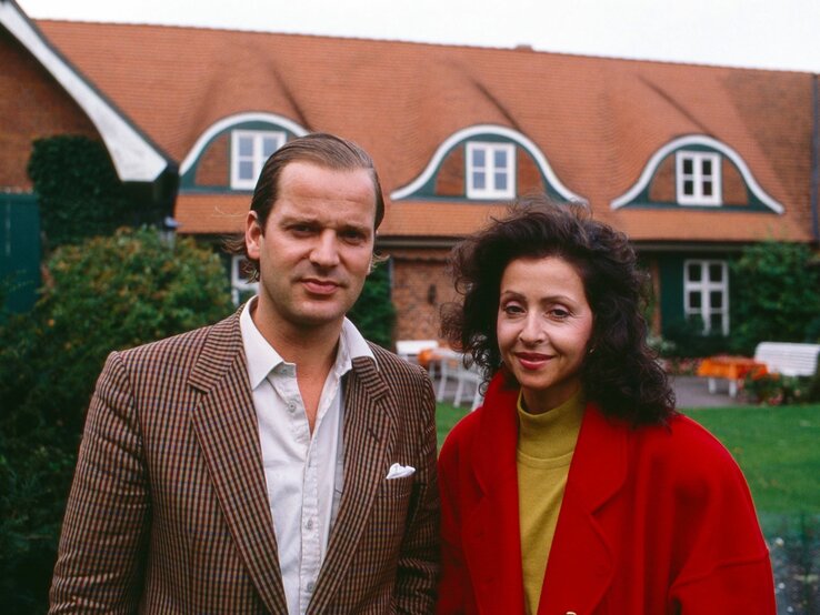 Das ehemalige Ehepaar Enno von Ruffin und Vicky Leandros im Jahr 1988 vor dem gemeinsamen Wohndomizil Gut Basthorst | © Imago / United Archives