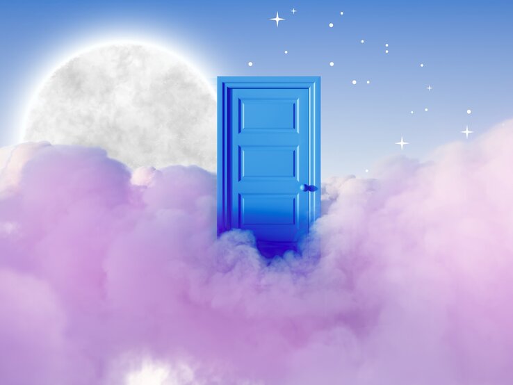 Das Bild zeigt eine surreale Szene mit einem großen, leuchtenden Vollmond am blauen Himmel, umgeben von Sternen. Eine leuchtend blaue Tür steht auf Wolken, die sich im unteren Bildbereich ausbreiten und in zarte Rosatöne übergehen. Die Szene vermittelt eine traumhafte, fast mystische Atmosphäre.