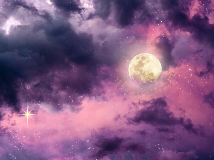 Ein mystisches Bild eines Vollmonds in einem himmlischen Himmel, umgeben von Wolken, die in verschiedenen Schattierungen von Violett und Rosa leuchten, was dem Bild eine träumerische und magische Atmosphäre verleiht. Ein einzelner heller Stern glänzt lebhaft links unten am Bildrand, der dem Szenerie einen Hauch von Wunder hinzufügt.