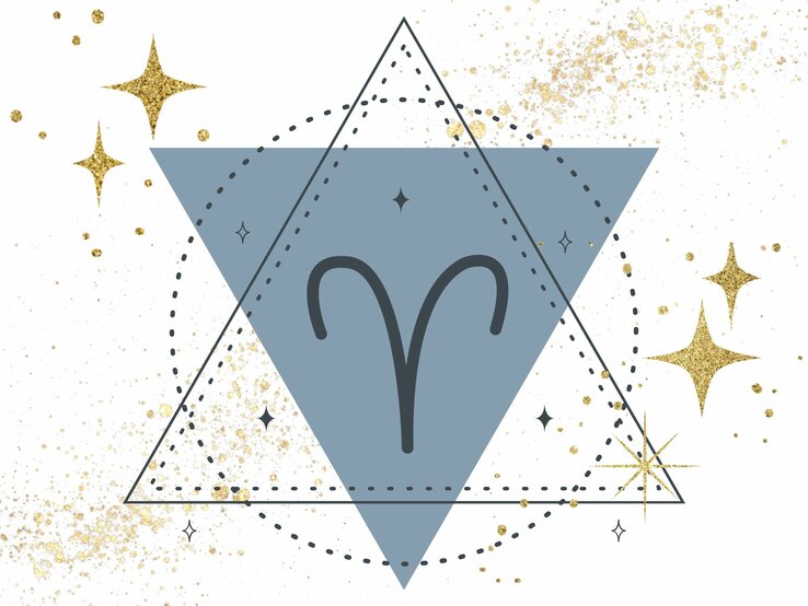 Das astrologische Symbol für das Sternzeichen Widder vor einem dunkelgrauen Dreieck, dessen Spitze nach unten zeigt, umgeben von goldenen Sternen. | © Keronyart's Images/ Be keronyart, Anastezia Luneva und Ourevent.id/ rntyass via Canva.com [M]
