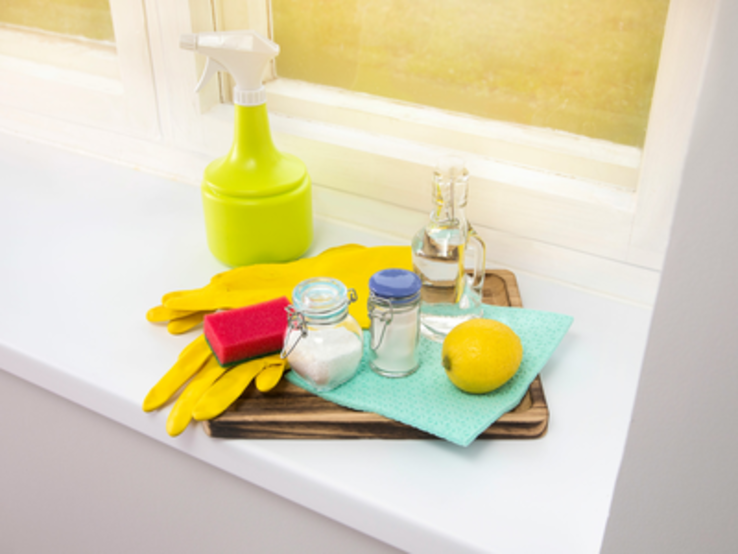 Hausmittel, um Fenster streifenfrei zu putzen