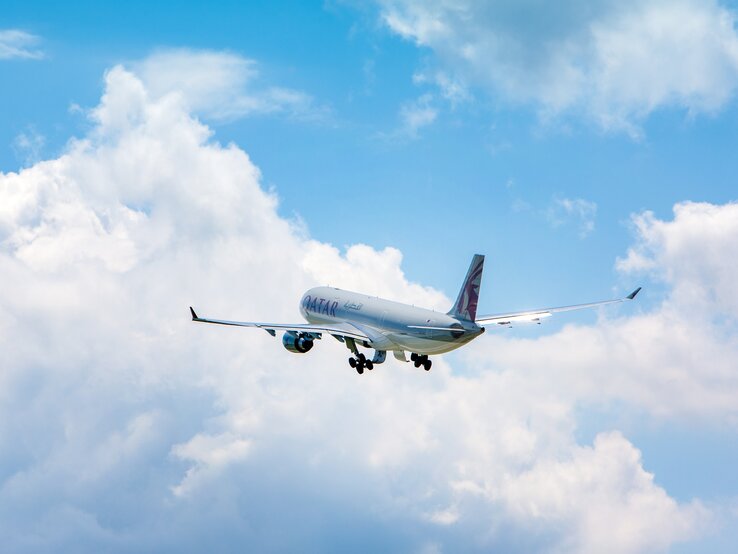 Ein Passagierflugzeug am Himmel