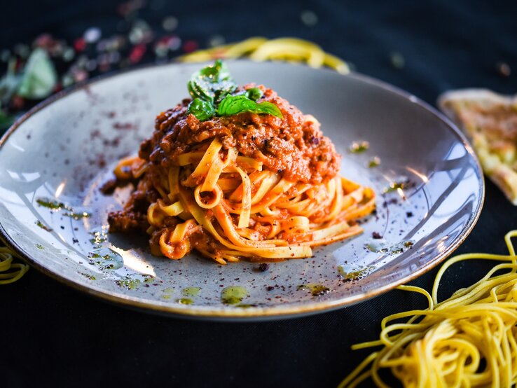 Ein Teller Ragù alla bolognese mit Tagliatelle.