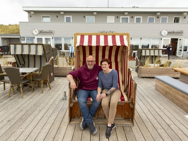 Kristina und Holger haben sich auf der wunderschönen Insel Amrum kennen und lieben gelernt. Die beiden sind unzertrennbar und erzählen Ihnen von ihrem Glück. Zu sehen sind Holger und Kristina auf Amrum. Sie sitzten in einem Strandkorb.