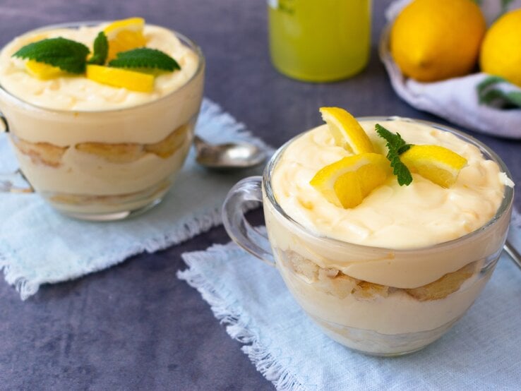 Zwei Gläser mit Limoncello-Tiramisu auf einem Jeansfetzen.
