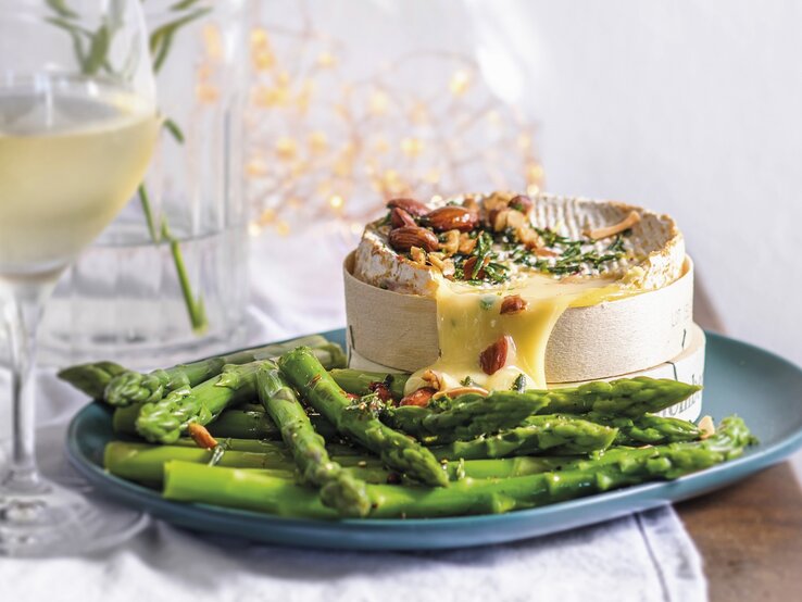 Gebackener Camembert mit grünem Spargel und Mandeln.