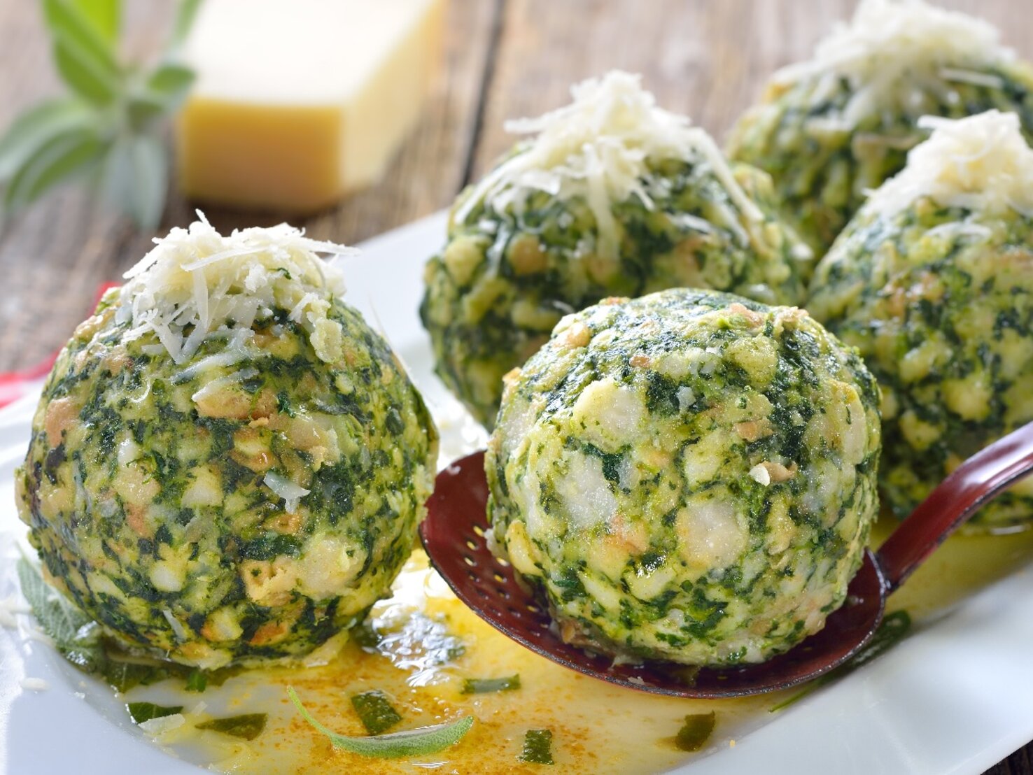 Leicht und lecker: Spinatknödel mit Parmesan an Salbei-Butter