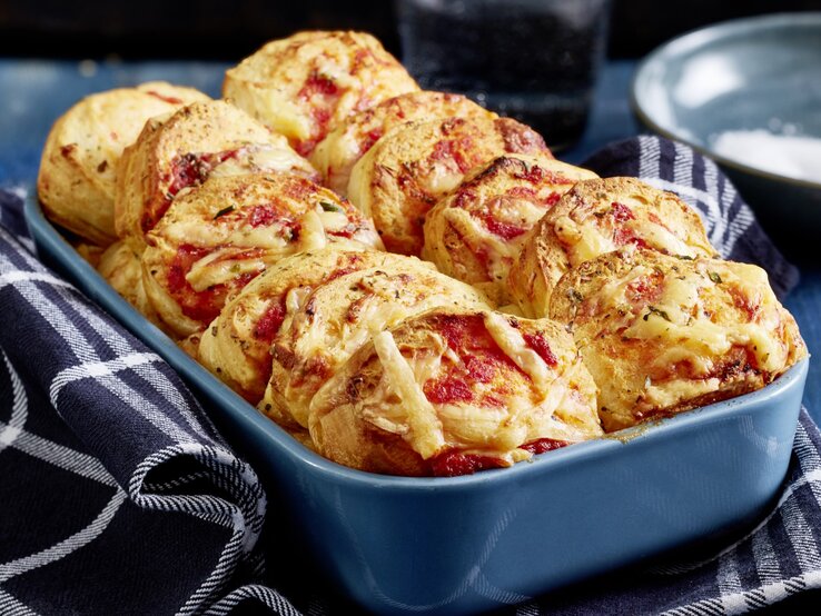 Super zum Snacken und Teilen: Unser Tomaten-Käse-Zupfbrot! Tomaten-Käse-Zupfbrot, als einzelne Hefebröchten überbacken in einer Form mit frischem Pfeffer bestreut.