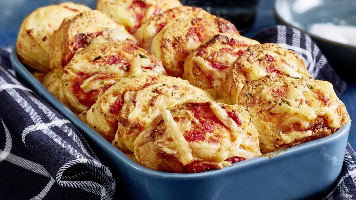 Tomaten-Käse-Zupfbrot, als einzelne Hefebröchten überbacken in einer Form mit frischem Pfeffer bestreut.