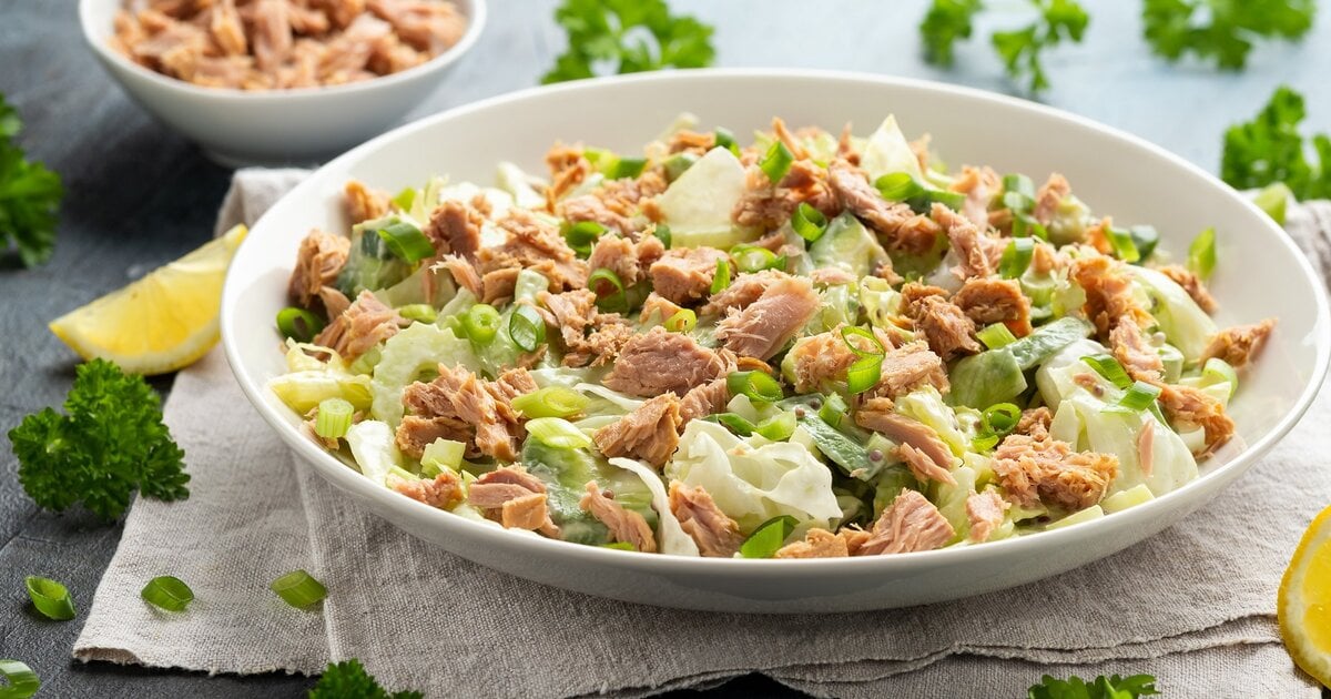Thunfischsalat mit Avocado, Sellerie und Frühlingszwiebel