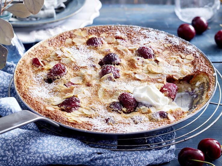 Clafoutis mit Kirschen angeschnitten und serviert.