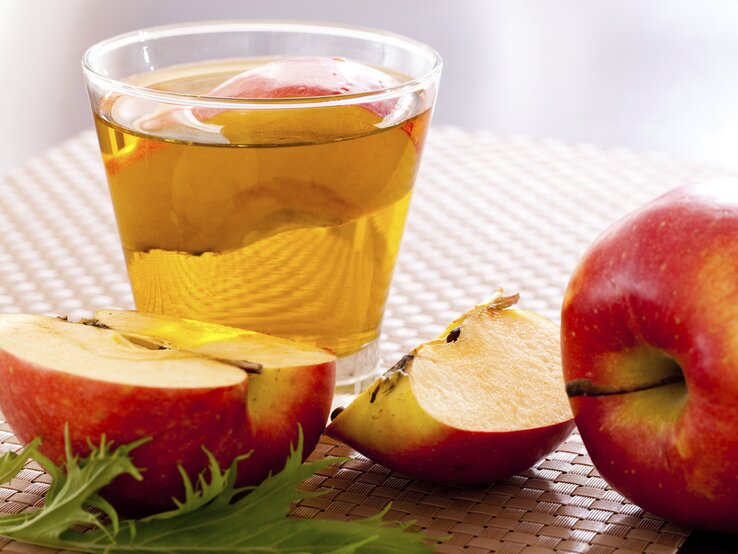 Apfelessig mit Äpfeln.jpg | © ©iStock / MR.SURAKIT HARNTONGKUL iStock_000019237993_XXXLarge.jpg | © ©iStock / MR.SURAKIT HARNTONGKUL