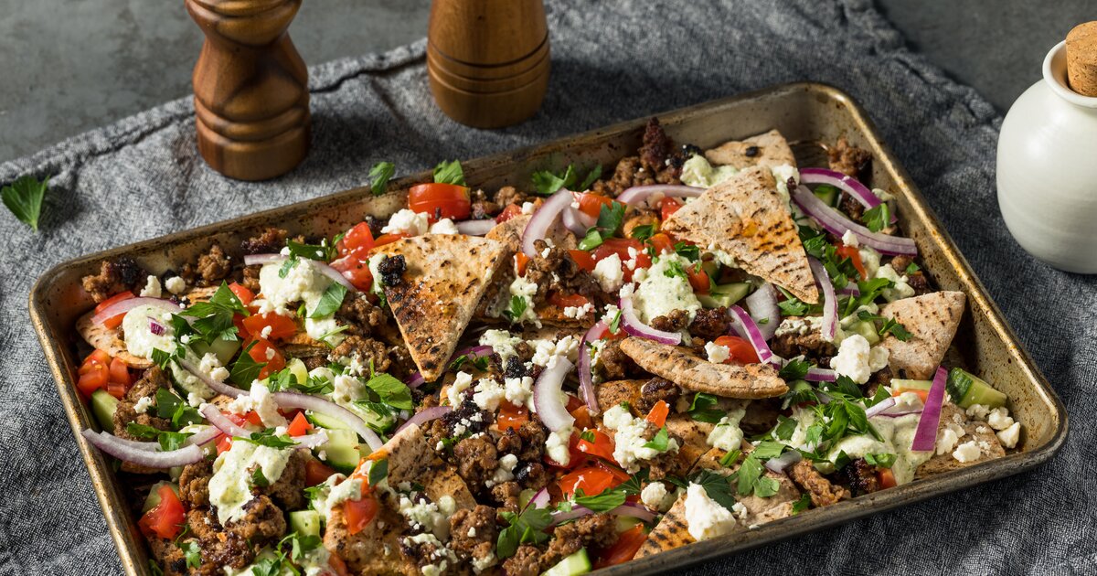 Griechische Pita-Nachos vom Blech: Lecker mit Hack, Feta & Gemüse Griechische Pita-Nachos vom Blech: Lecker mit Hack, Feta & Gemüse