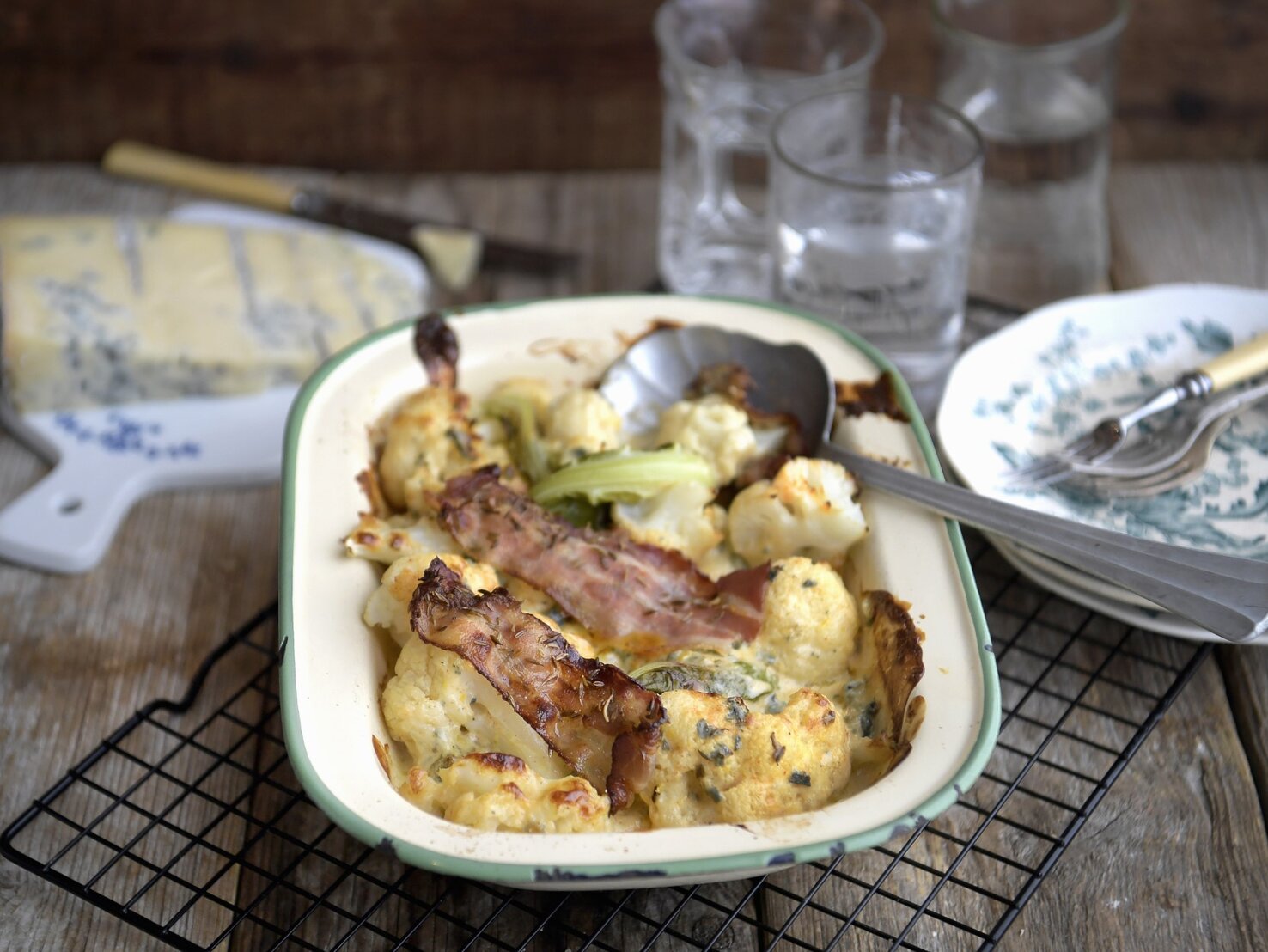 Blumenkohlgratin mit Blauschimmelkäse und würzigem Speck: So gut!