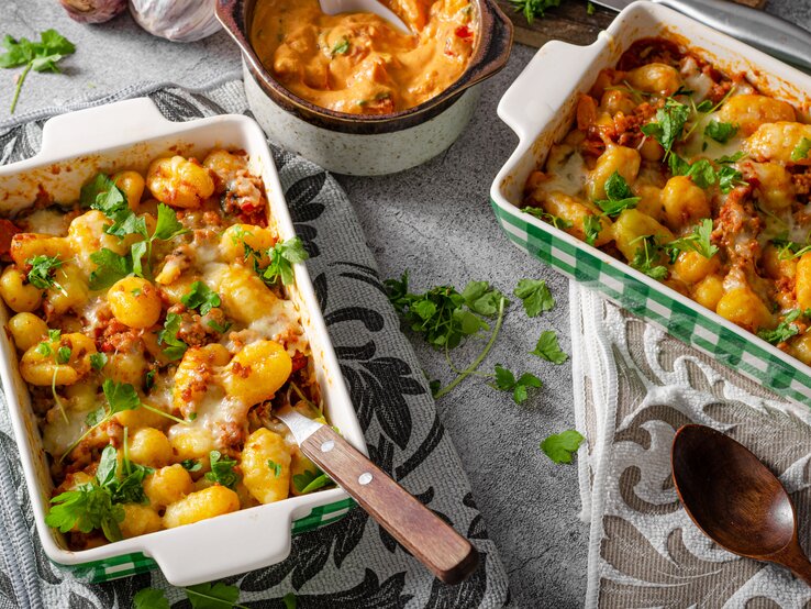 Unsere Gnocchi-Hack-Auflauf kommen in einer herrlichen Tomatencreme daher und begeistern sicher jeden. Gnocchi-Hack-Auflauf in weißer Auflaufform.