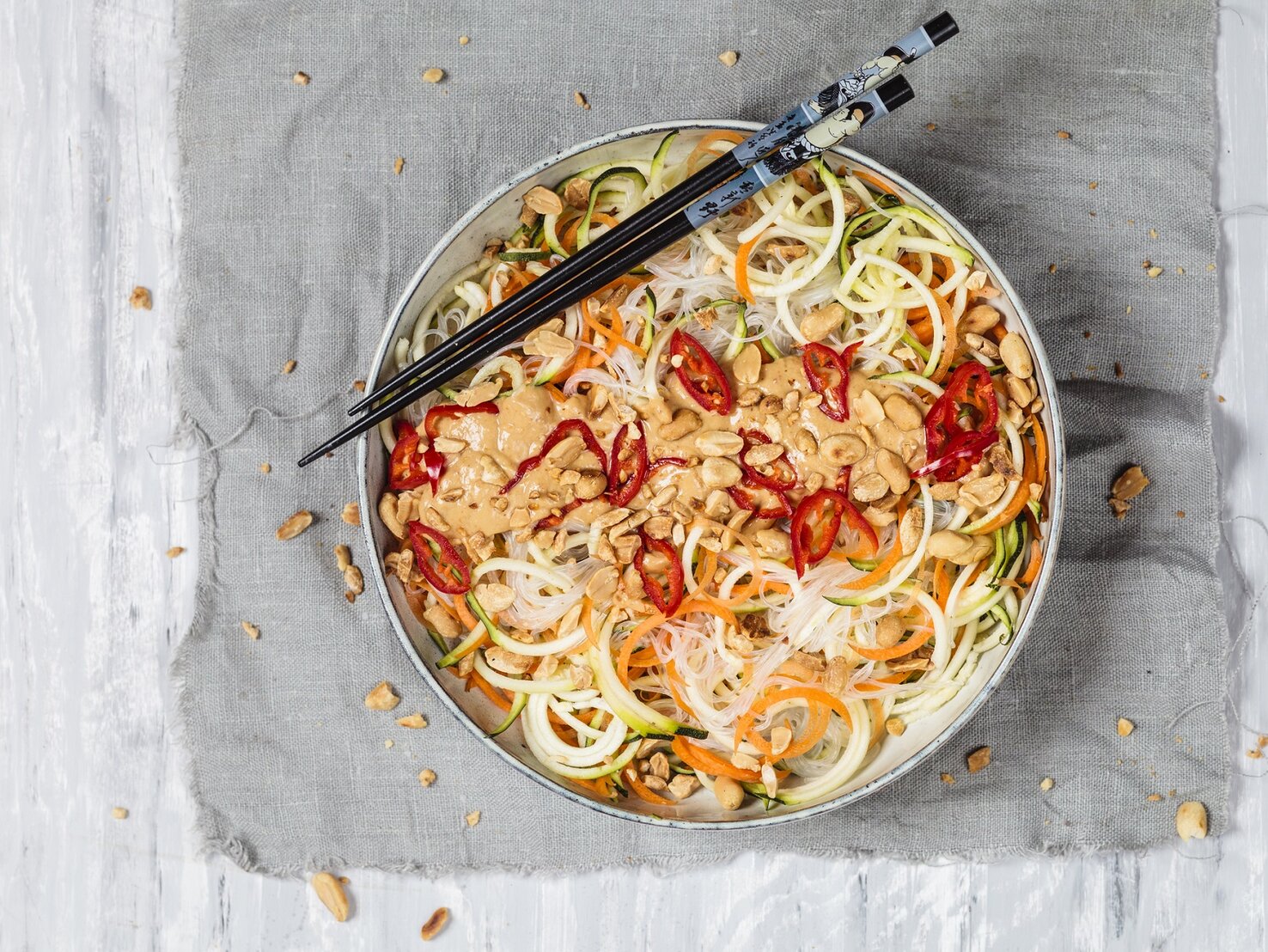 Veganer Glasnudelsalat mit Erdnusssoße: Lecker ganz ohne Fleisch