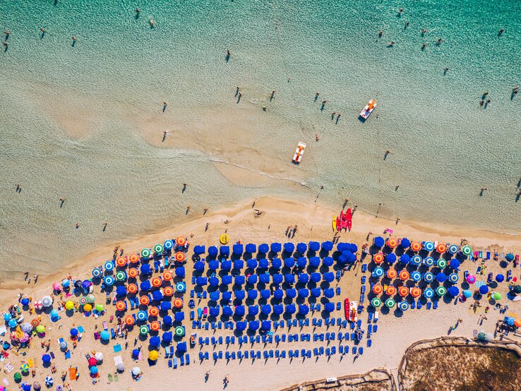 Der Strand Spiaggia Della Pelosa auf Sardinien von oben. 