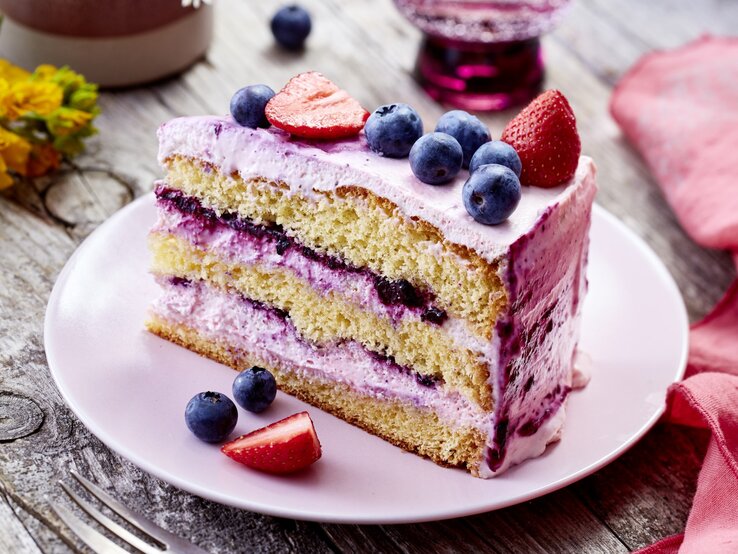 Unsere Frischkäse-Biskuittorte ist ein wahrer Hingucker auf dem Esstisch. Die Frischkäse-Biskuittorte mit Blaubeeren und Erdbeeren ist nicht nur geschmacklich herausragend, sondern auch eine gute Wahl für alle, die Wert auf frische Zutaten und selbstgemachte Köstlichkeiten legen.