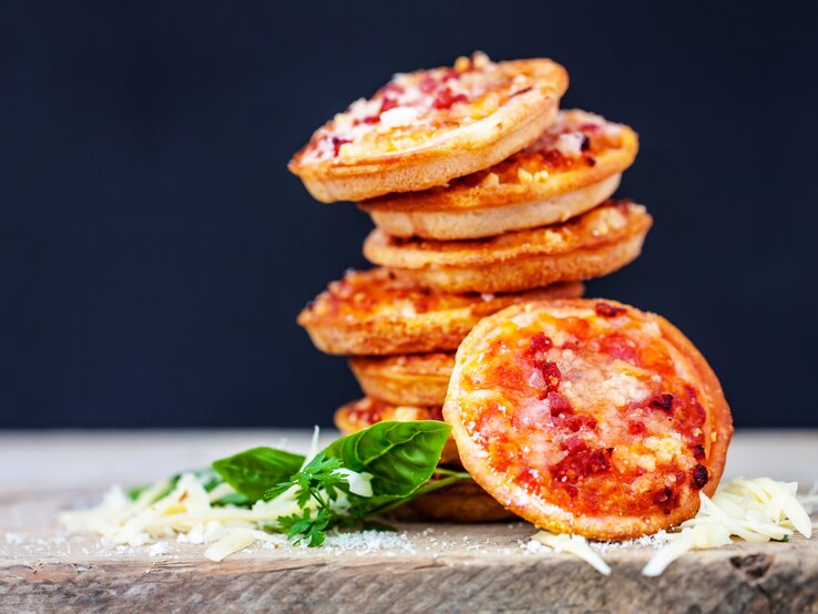 Ein Stapel mit Pizza-Toasties vor einem dunklen Hintergrund.