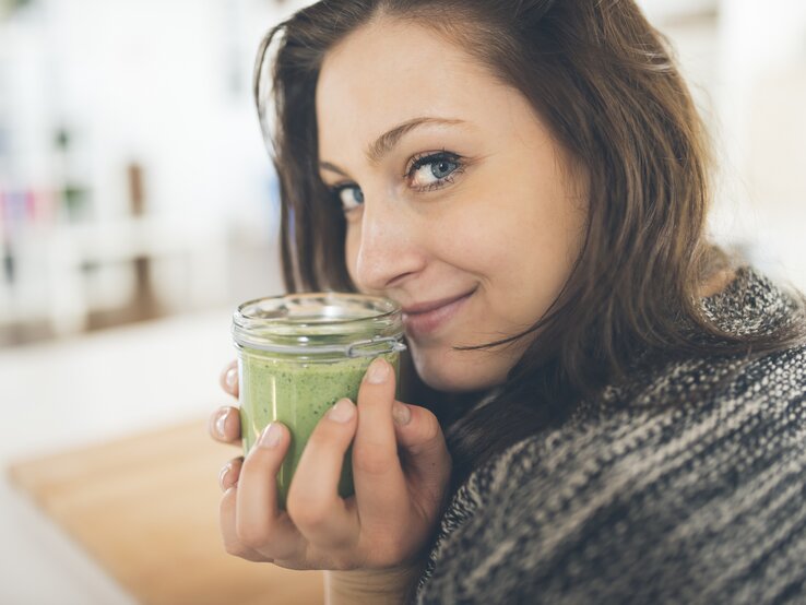 Frau trinkt grünen Smoothie im Rahmen des 3 Tage Detox Programms