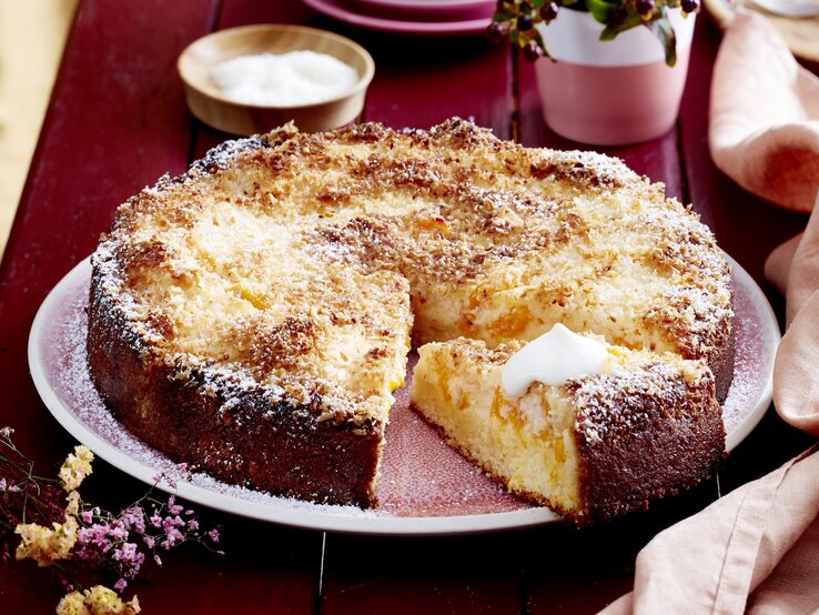 Mandarinen-Becher-Kuchen auf Teller serviert und angeschnitten.