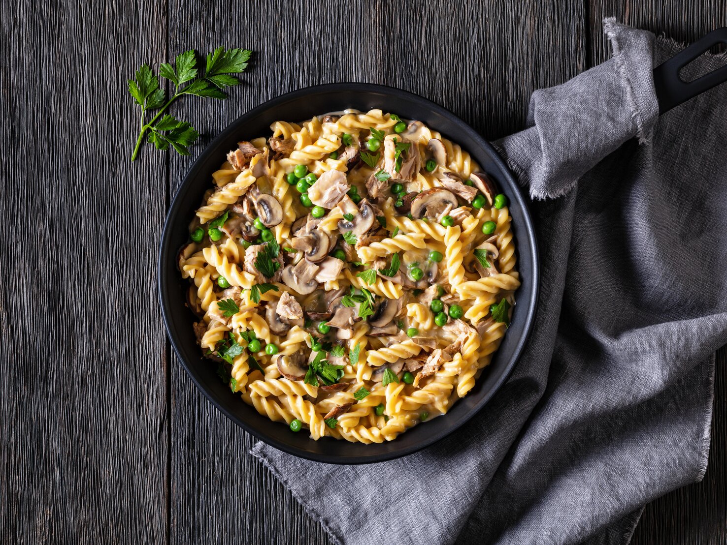 Thunfisch-Nudelpfanne mit Pilzen &amp; Erbsen: Einfach gut!