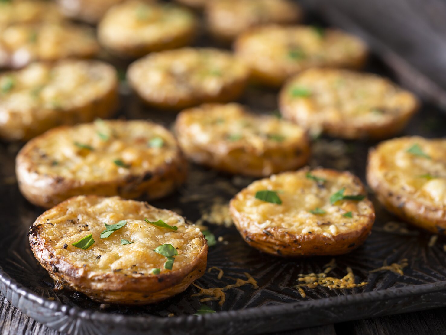 Parmesan-Kartoffeln: Verfeinert mit Knobi &amp; Kräutern aus dem Ofen