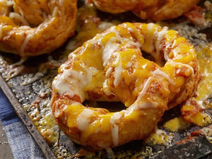 Überbackene Pizza-Bretzeln auf Blech. 