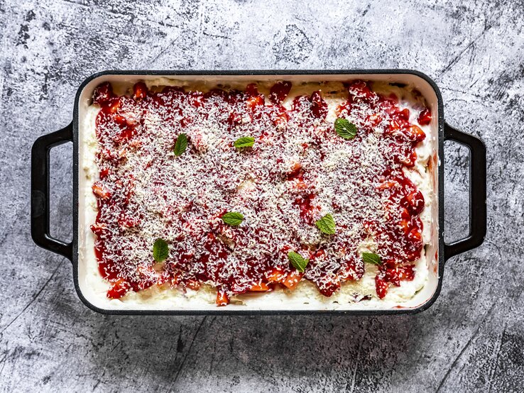 Von oben Ansicht einer Erdbeer-Lasagne, bestreut mit Schokoraspel aus weißer Schokolade.