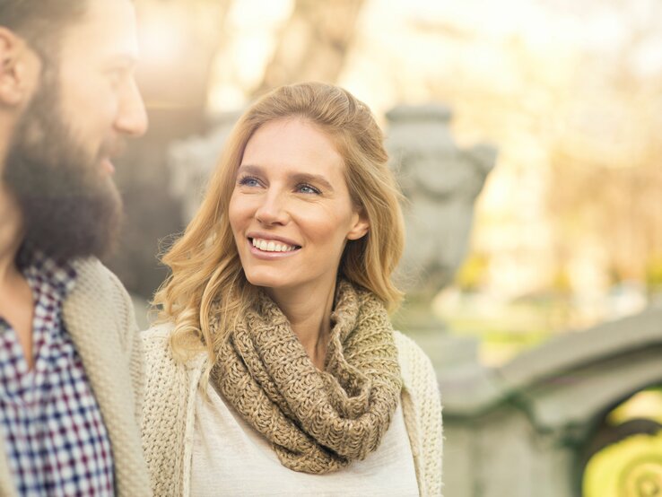 Mann und Frau flirten