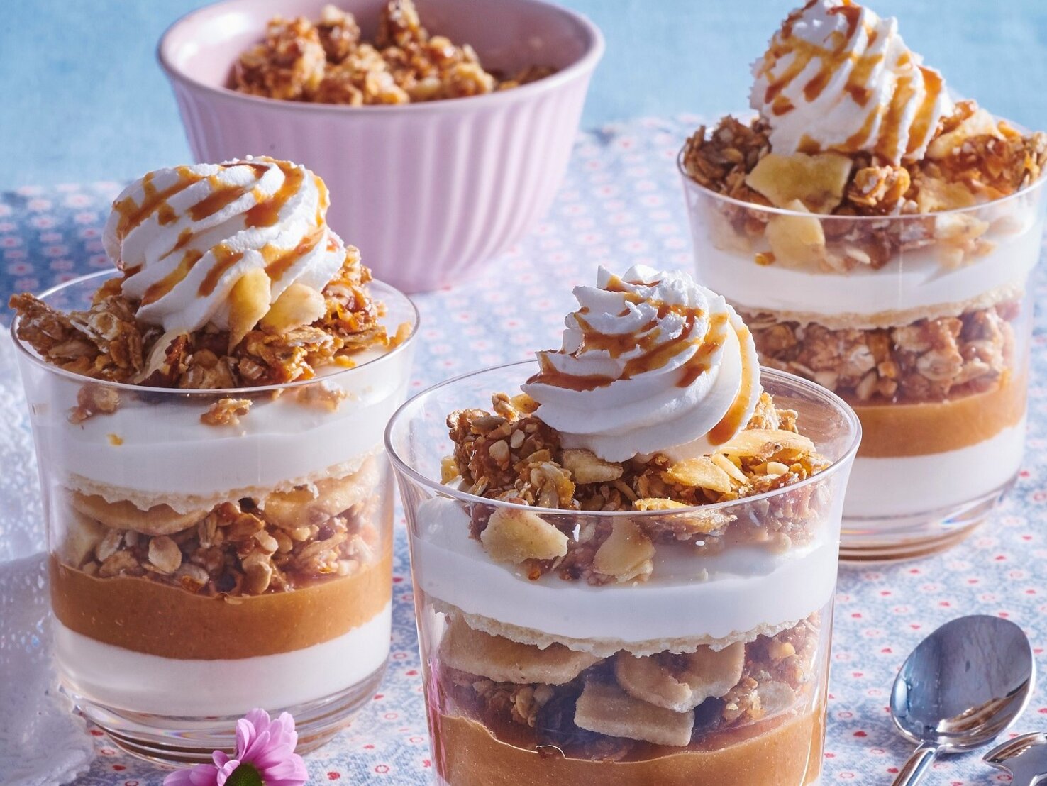 Geschichtetes Apfel-Karamell-Parfait: Knusper-Genuss