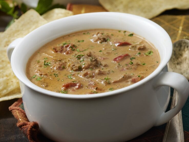 Hackfleisch-Käse-Suppe in weißer Schüssel. 