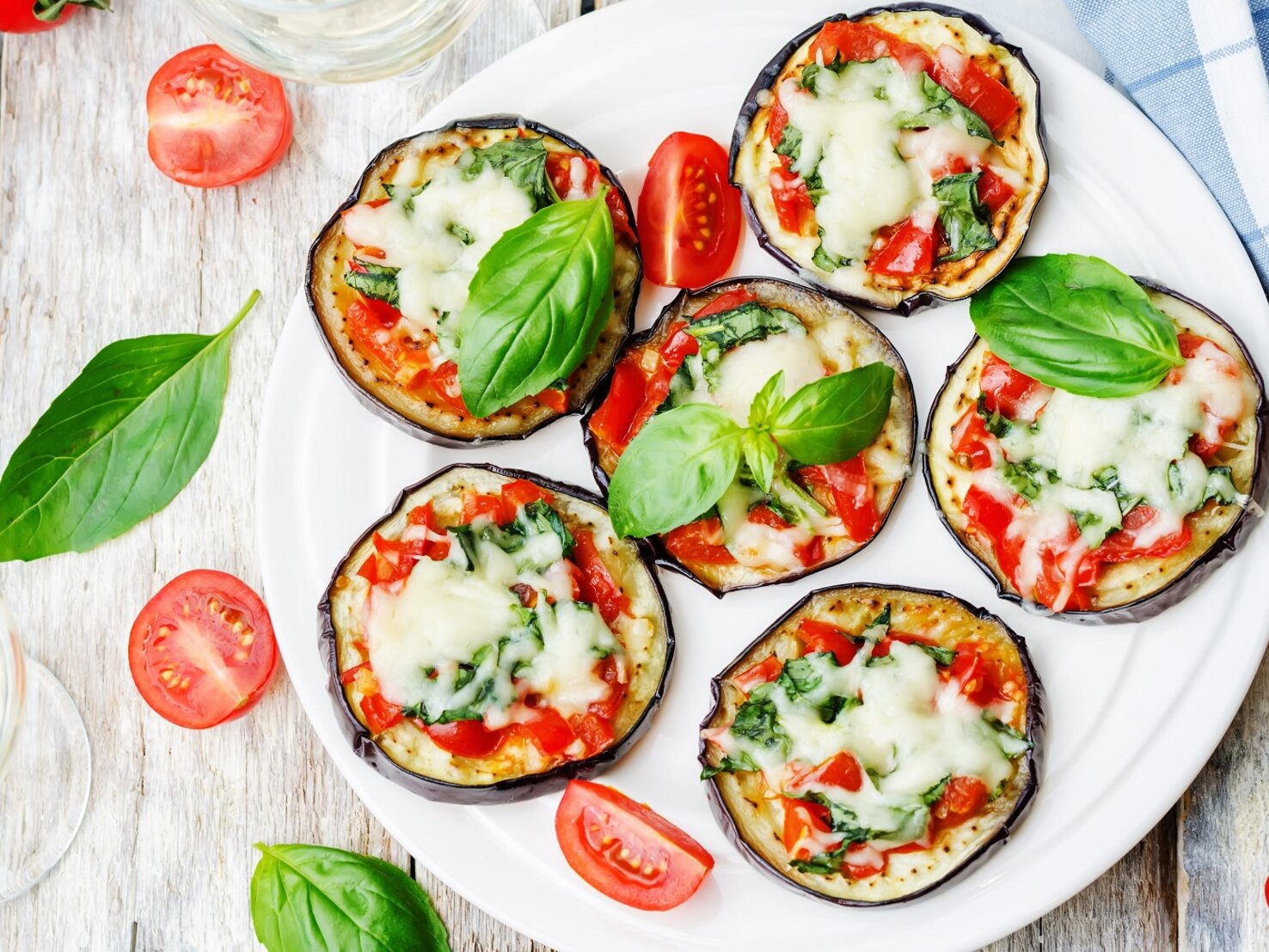 Low Carb MiniAuberginenPizza mit Pesto & Mozzarella