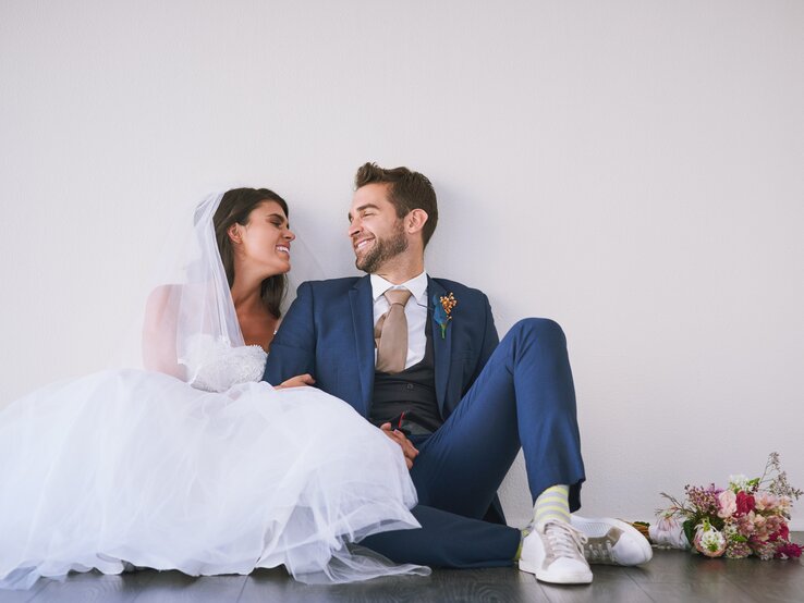 Hochzeitspaar in Wohnung | © iStock/PeopleImages