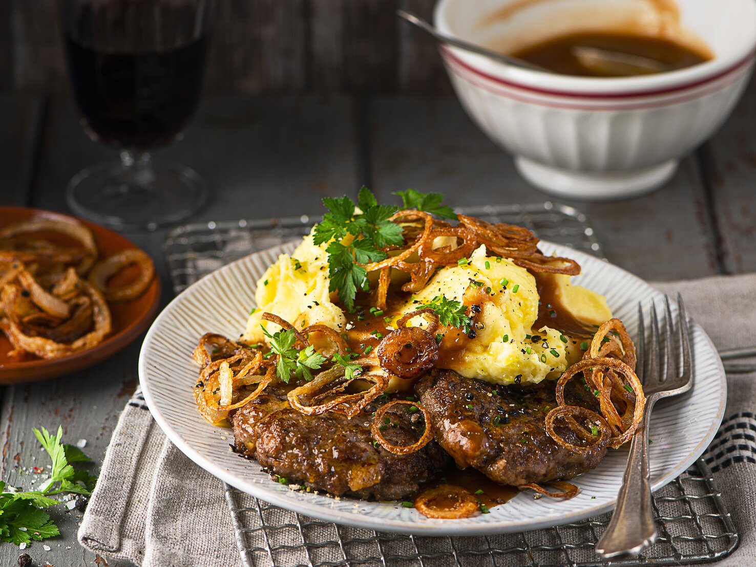 Hackfleisch-Schnitzel mit Püree &amp; Röstzwiebeln: Klassiker!