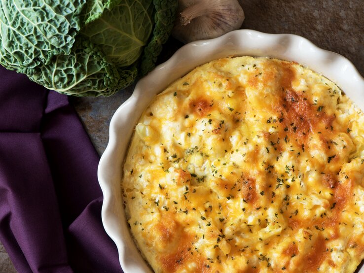 Kartoffel-Weißkohl-Auflauf in weißer Auflaufform.