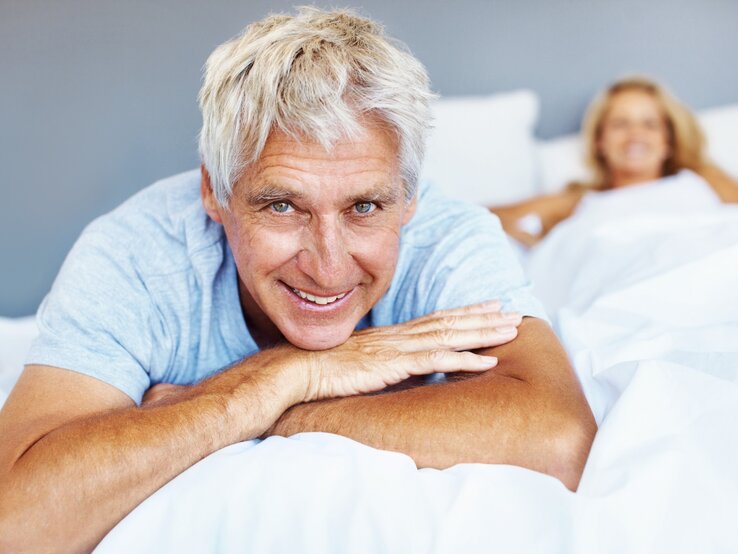 Reifer Mann im Bett mit Frau | © iStock/GlobalStock iStock-184656186.jpg | © iStock/GlobalStock