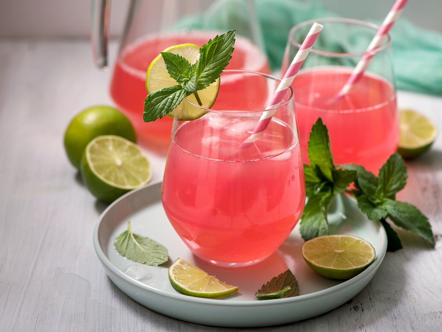 Ciao Aperol! Rhabarber-Holunder-Spritz ist DER neue Sommer-Cocktail