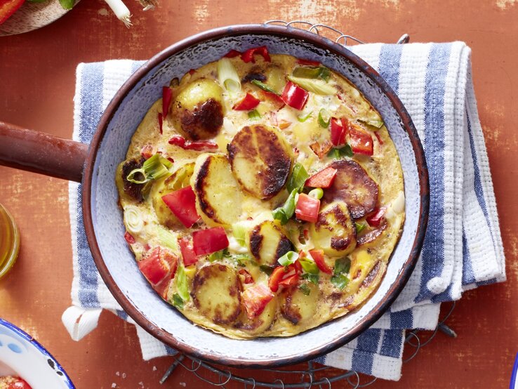  Tortilla mit Paprika und Kartoffeln in einer Pfanne / Küchentuch / Draufsicht