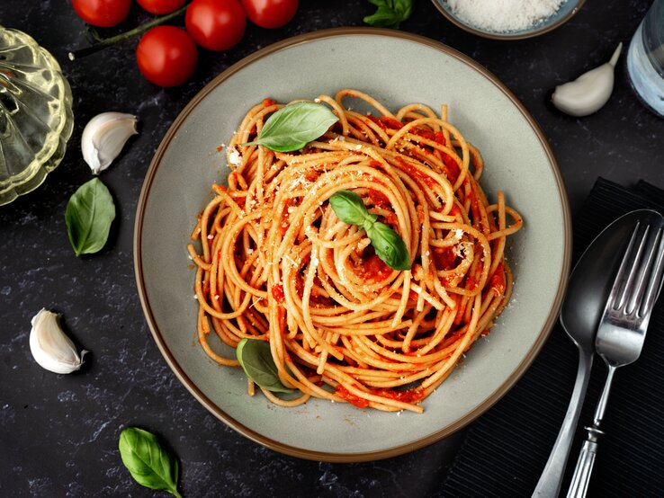 Spaghetti all'Assassina auf hellem Teller.