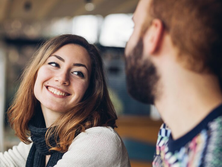 Mann und Frau flirten | © iStock/Mixmike